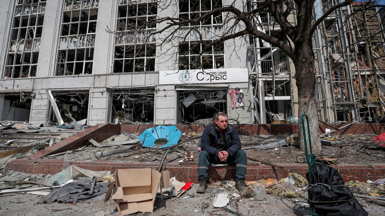 Foto: Un hombre observa los edificios destruidos en la ciudad de Mariúpol, Ucrania. (Reuters/ Alexander Ermochenko)