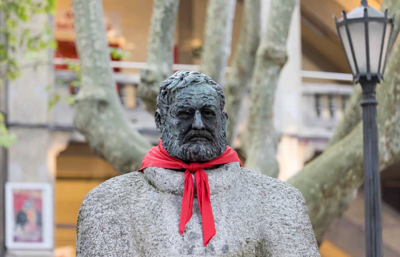 Estatua Hemingway en Pamplona.