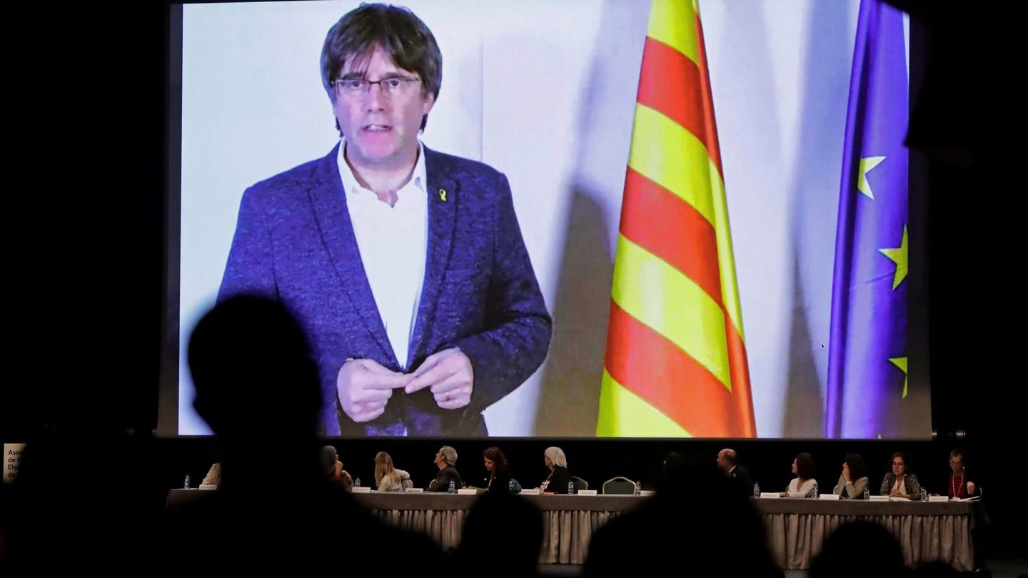 Videoconferencia de Puigdemont en el encuentro fundacional de la Asamblea de Cargos Electos. (EFE)