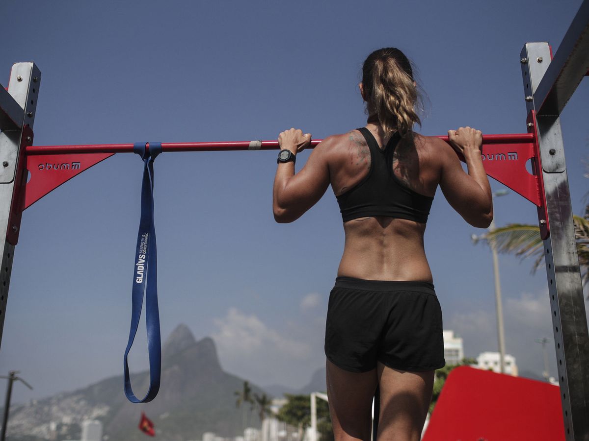 Foto: Una mujer hace ejercicio en una playa de Brasil. Foto: EFE Antonio Lacerda