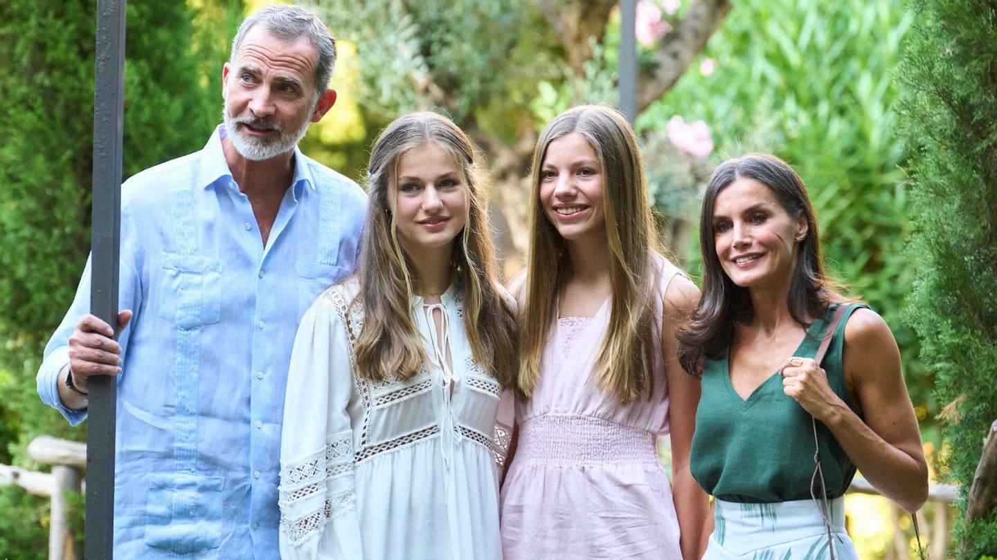 Los Reyes, con sus hijas en Mallorca el año pasado. (LP)