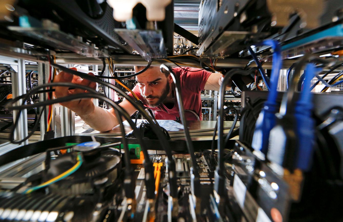 Un minoro de bitcoins en una fábrica de Bitminer en Florencia (Italia). (Reuters)