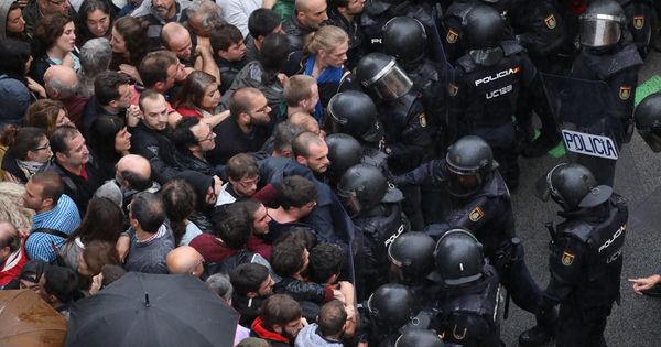 Foto: Antidisturbios se enfrentan a los manifestantes a las puertas de un colegio electoral durante el referéndum del 1-O. (Reuters)