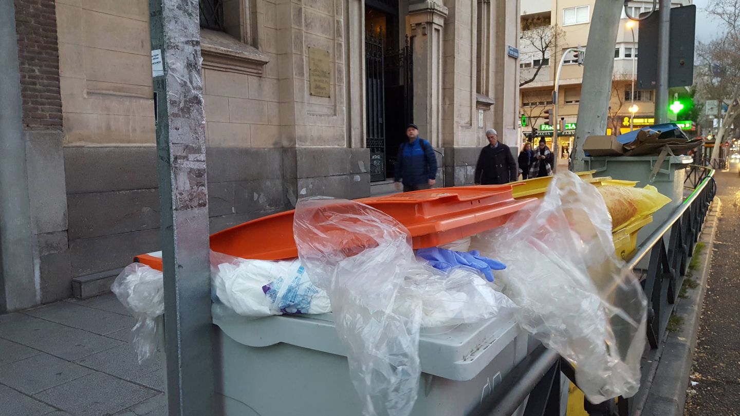 Residuos sanitarios en plena calle en Doctor Esquerdo, Madrid. (A. P.)