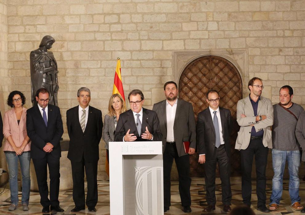 Foto: Artur Mas y los integrantes del bloque soberanista catalán, tras la reunión de ayer. (Reuters)