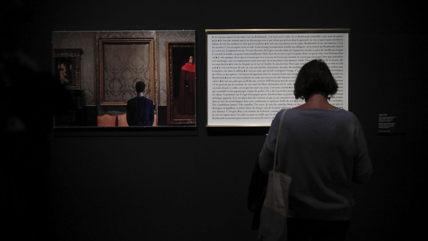Una mujer observa una de las obras expuestas, por delante y por detrás, en la nueva exposición del Museo del Prado 'Reversos'. (EFE/Fernando Alvarado)