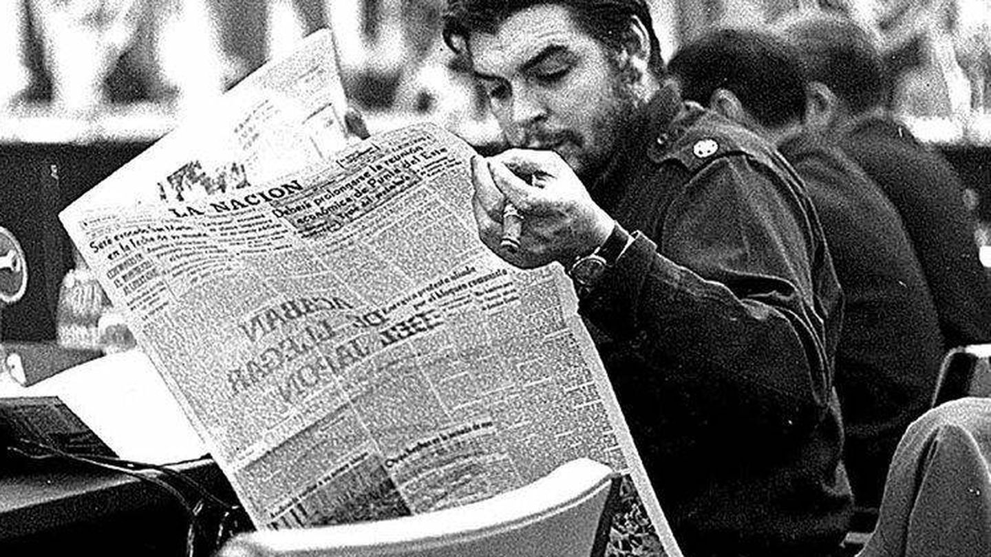 El 'Che' Guevara, leyendo el diario argentino 'La Nación'