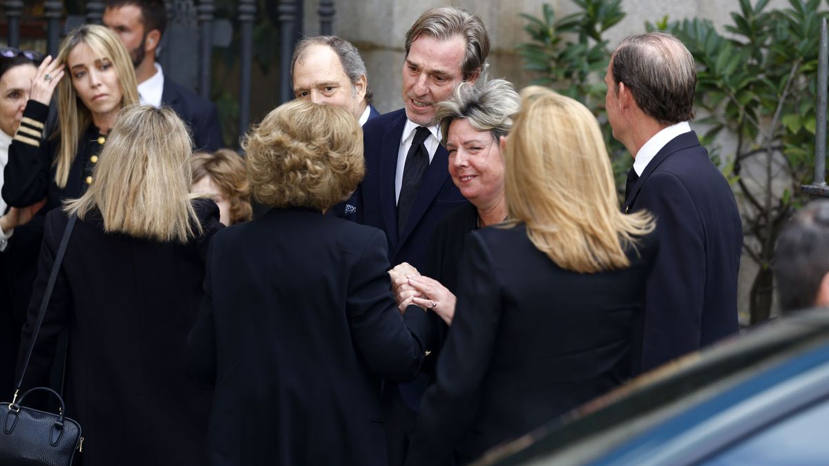 Del empático gesto de la reina Letizia a la intensidad del saludo con la infanta Cristina: el lenguaje corporal de la Familia Real en el funeral de Fernando Gómez-Acebo