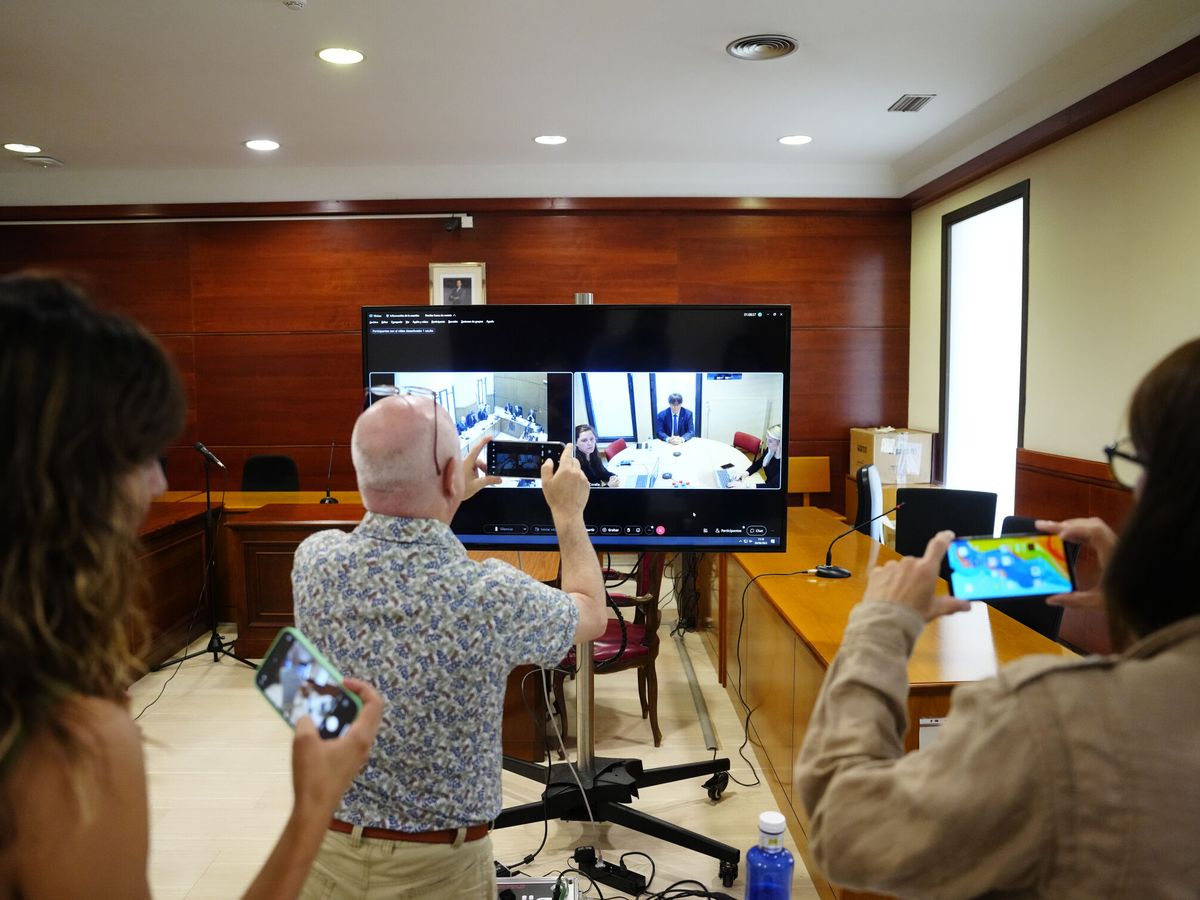 Foto: El expresidente de la Generalitat Carles Puigdemont testifica, por videoconferencia, ante un tribunal español, por primera vez desde que abandonó España en 2017. (EFE/Enric Fontcuberta)