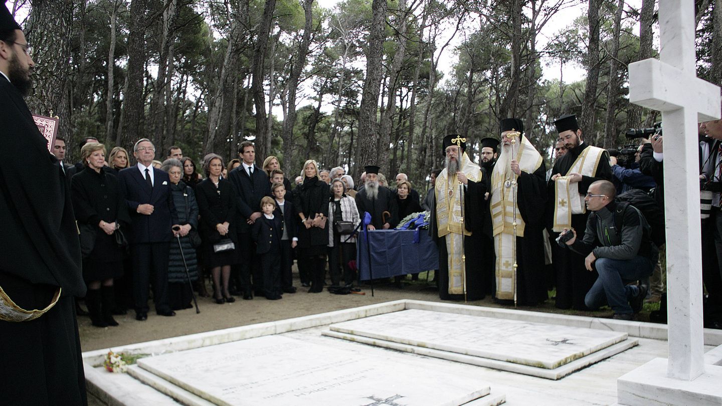La familia real griega, en su última visita al palacio de Tatoi. (Getty)