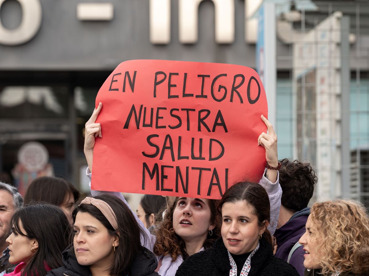 Foto: Una protesta tras el cierre de la UCI del Hospital La Princesa. (Europa Press/Archivo/Diego Radamés)