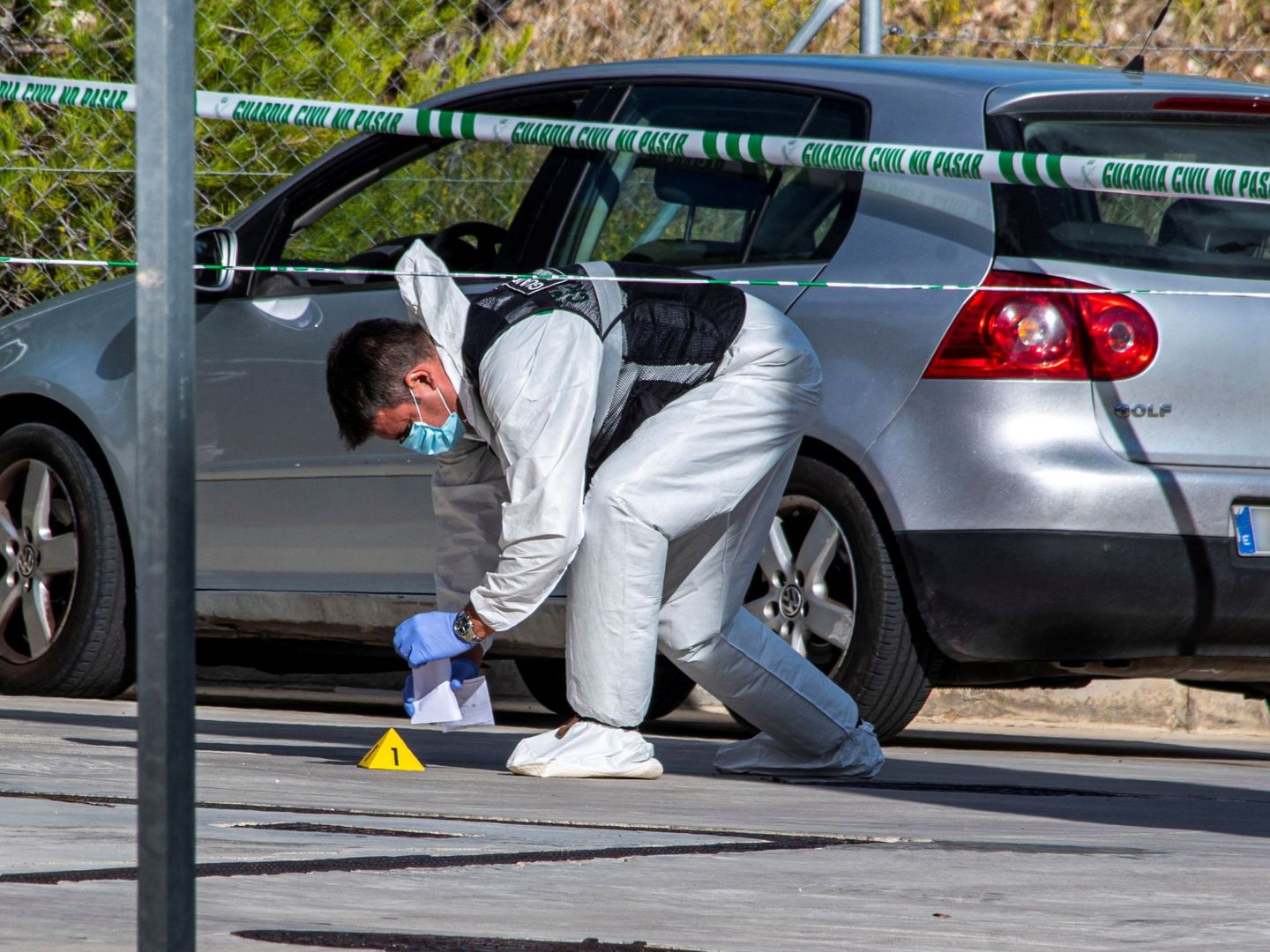 La Guardia Civil recoge muestras de la escena del crimen. Foto: Efe