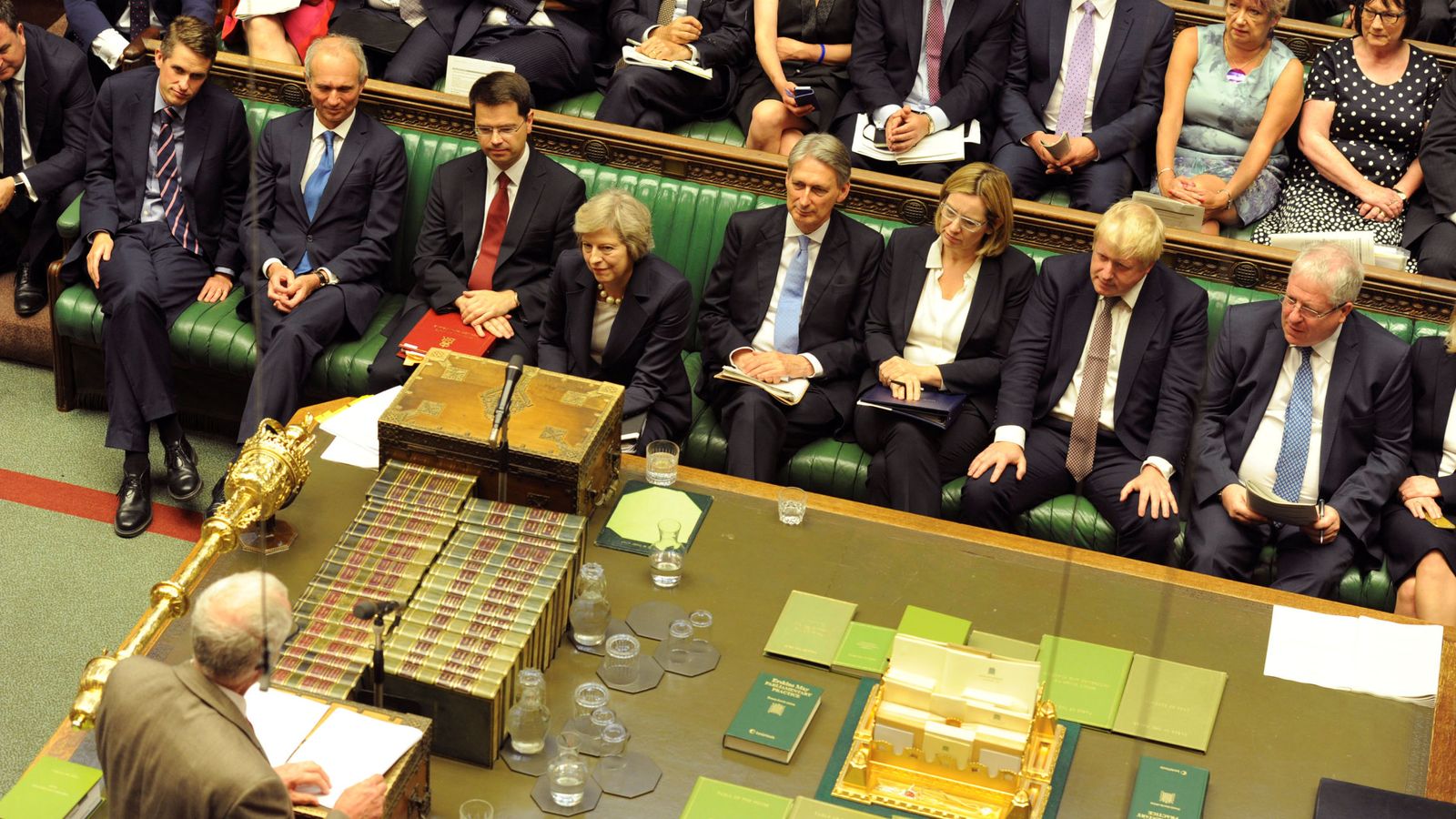 Foto: Theresa May escucha durante una sesión de preguntas en la Cámara de los Comunes, el 20 de julio de 2016 (Reuters)