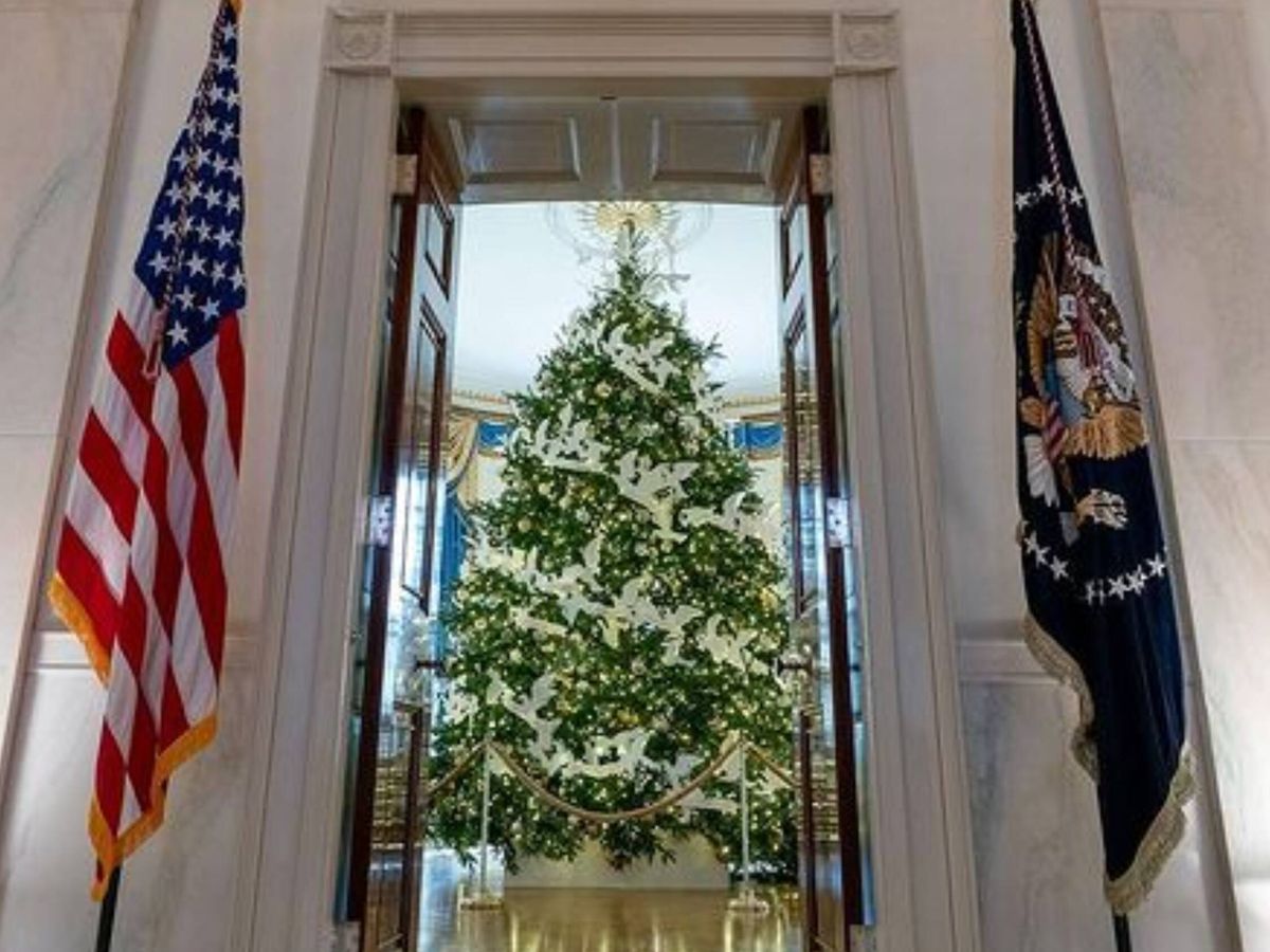 Foto: Jill Biden presenta su decoración navideña en la Casa Blanca. (Instagram @flotus)