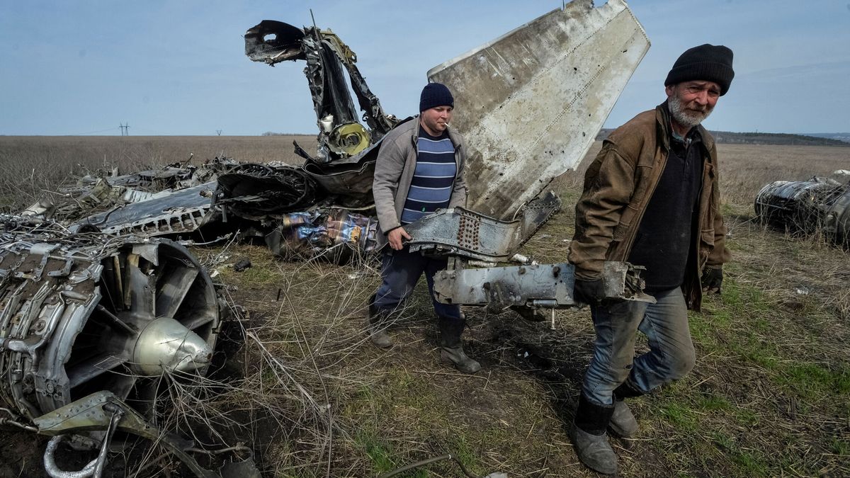Aviones saboteados y bombas que fallan: ¿qué está pasando con el envío de armas a Ucrania?