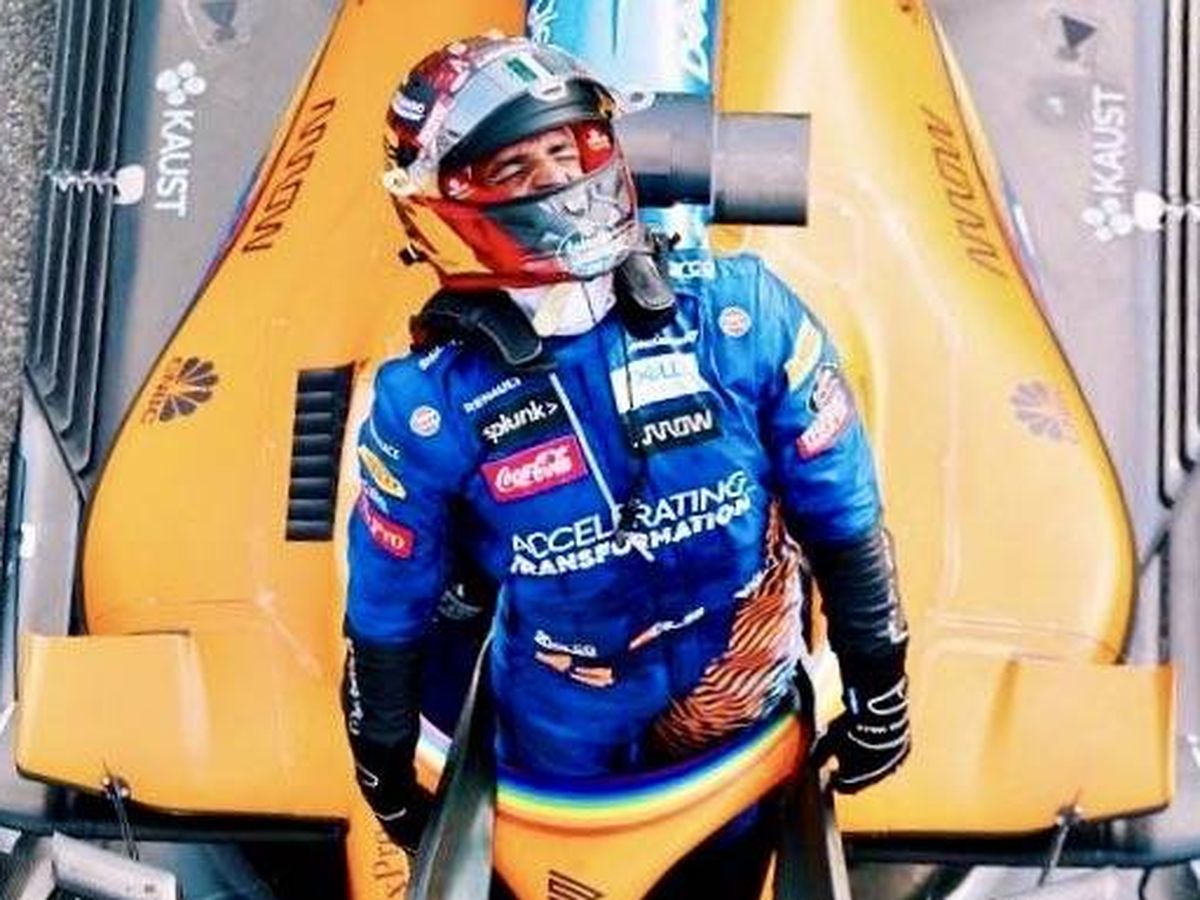 Foto: Carlos Sainz, antes de bajarse de su monoplaza una vez terminado el GP de Italia 