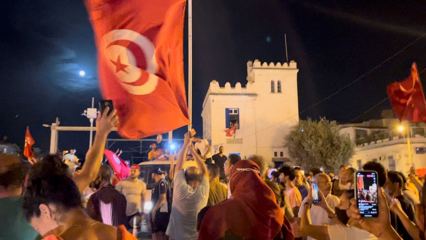 La gente se lanza a las calles en Túnez después de que el presidente suspendiera el Parlamento (Reuters)