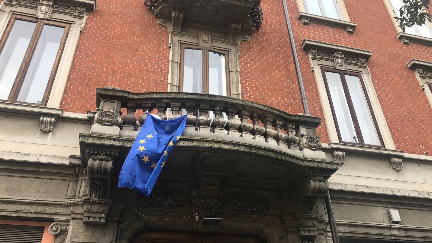Bandera europea en un balcón italiano. (J.Brandoli)