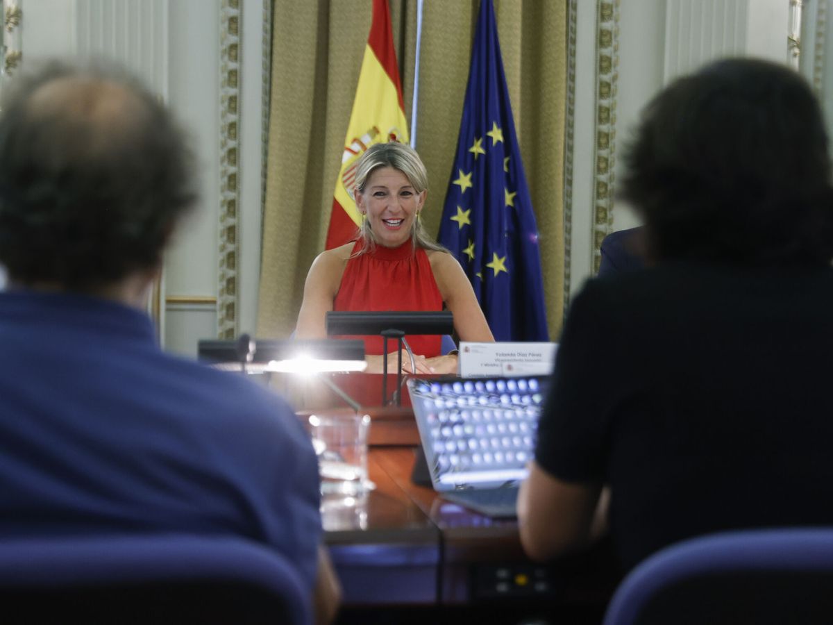 Foto: La vicepresidenta segunda y ministra de Trabajo y Economía Social, Yolanda Díaz, encargada de conducir las negociaciones sobre el SMI. (EFE/Juan Carlos)