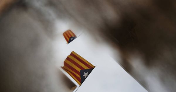 Foto: Esteladas reflejadas en un charco de agua días después del referéndum de independencia en Cataluña. (Reuters)