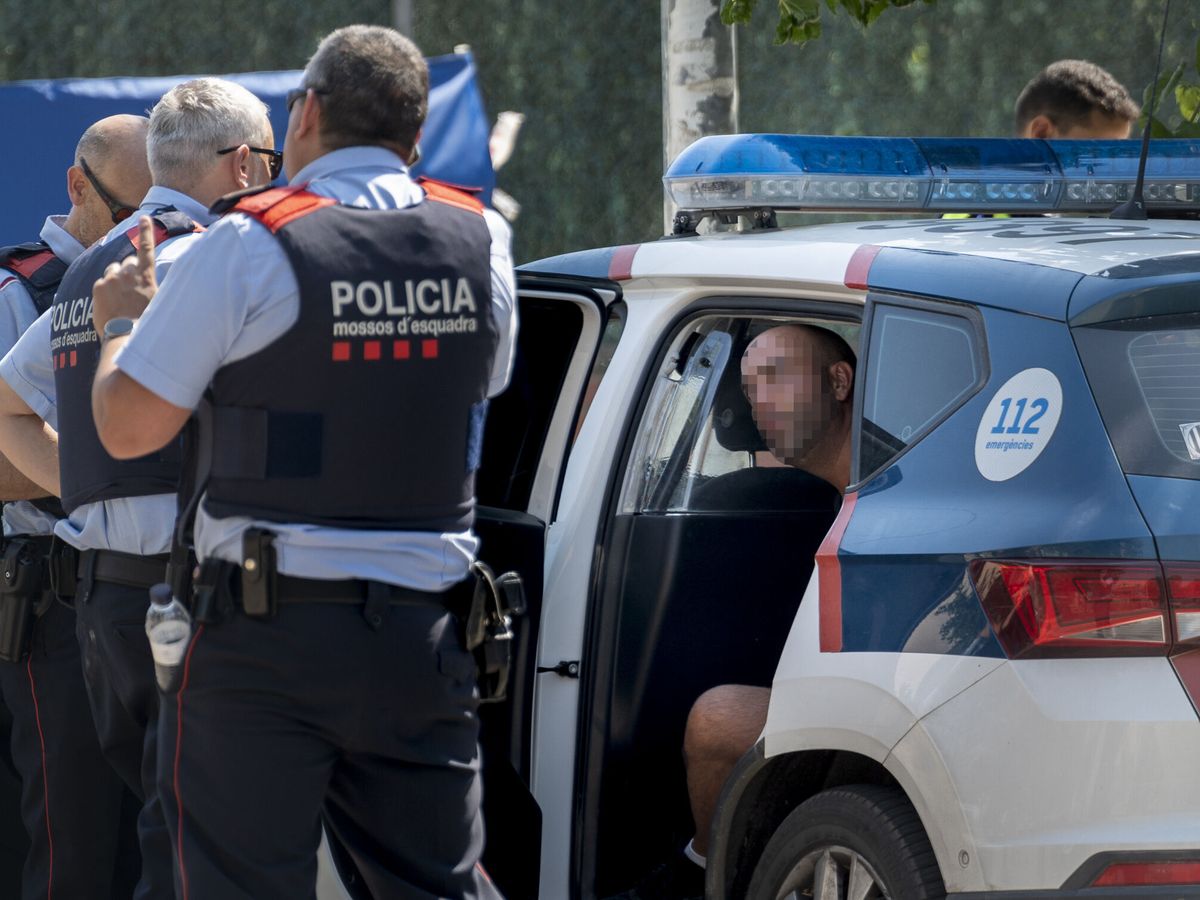 Foto: Mossos d'Esquadra con el principal sospechoso del parricidio. (EFE/David Borrat)
