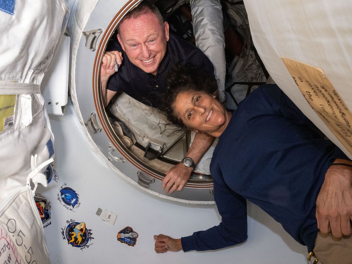 Foto: Barry Wilmore y Sunita William, los dos astronautas supuestamente "atrapados" en la ISS (EFE/NASA)