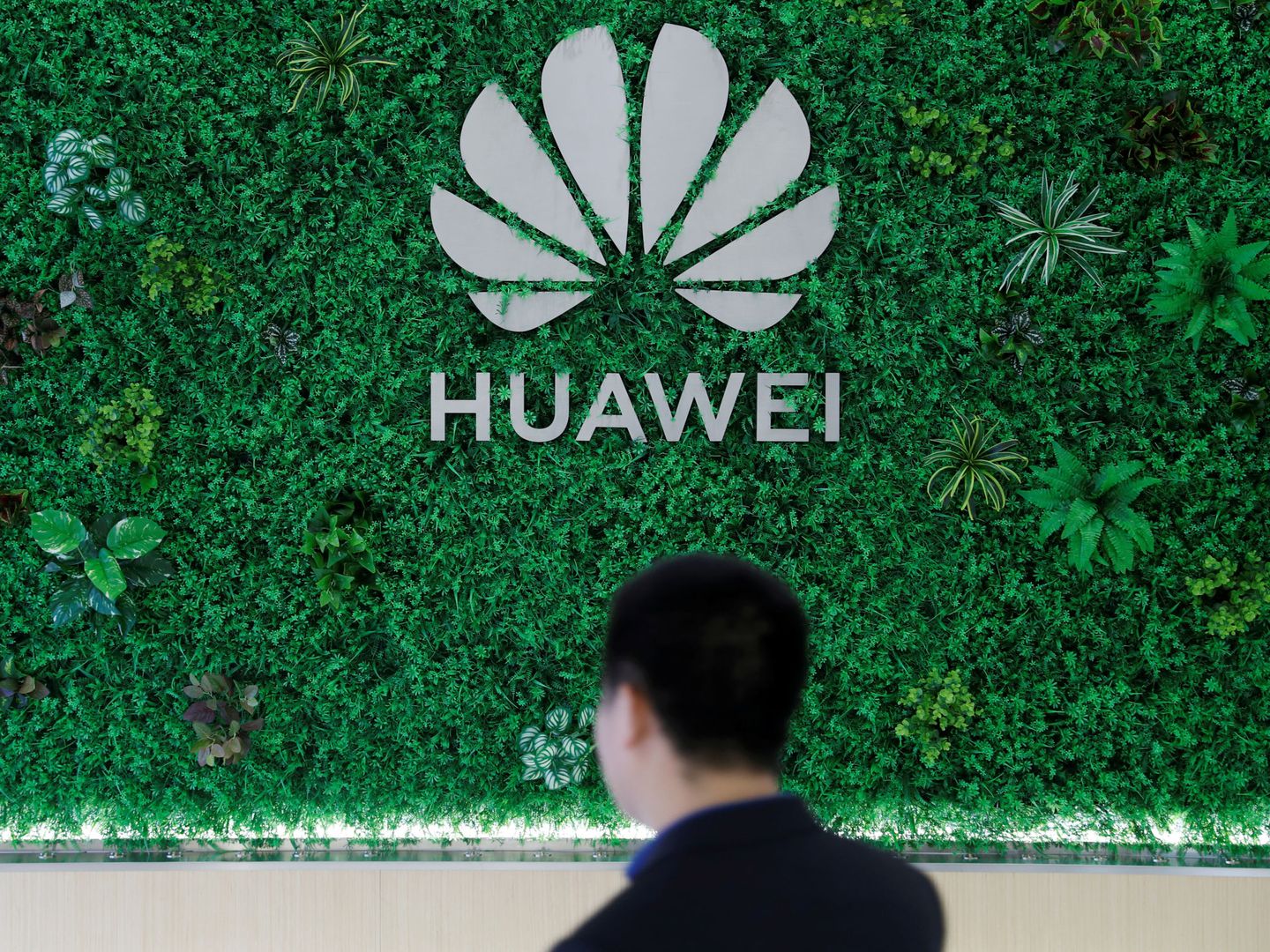 Logotipo de Huawei en una de sus oficinas. (Reuters)