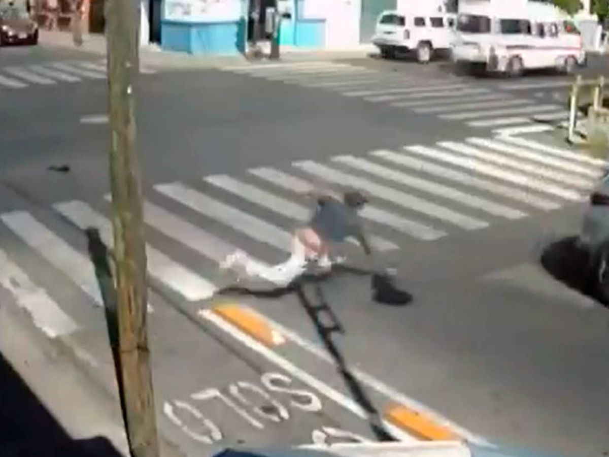 Foto: Decenas de peatones han tropezado con el separador del carril-bici (Twitter)