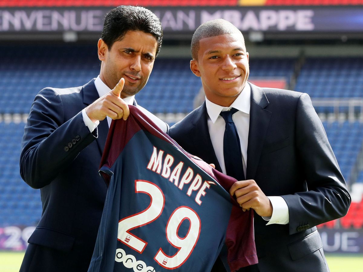 Foto: Mbappé y Nasser Al-Khelaïfi, tras el fichaje del francés por el Paris Saint-Germain. (EFE)