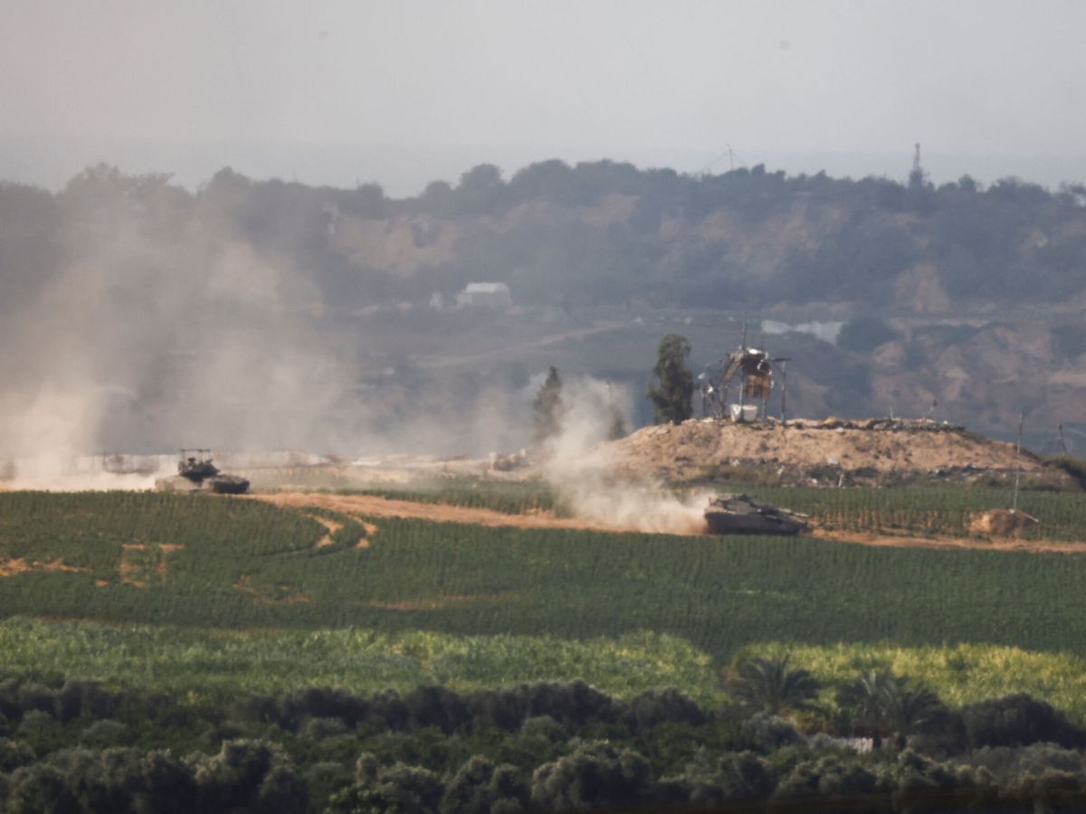 Foto: Tanques israelíes en la Franja de Gaza esta mañana. (Reuters/Amir Cohen)