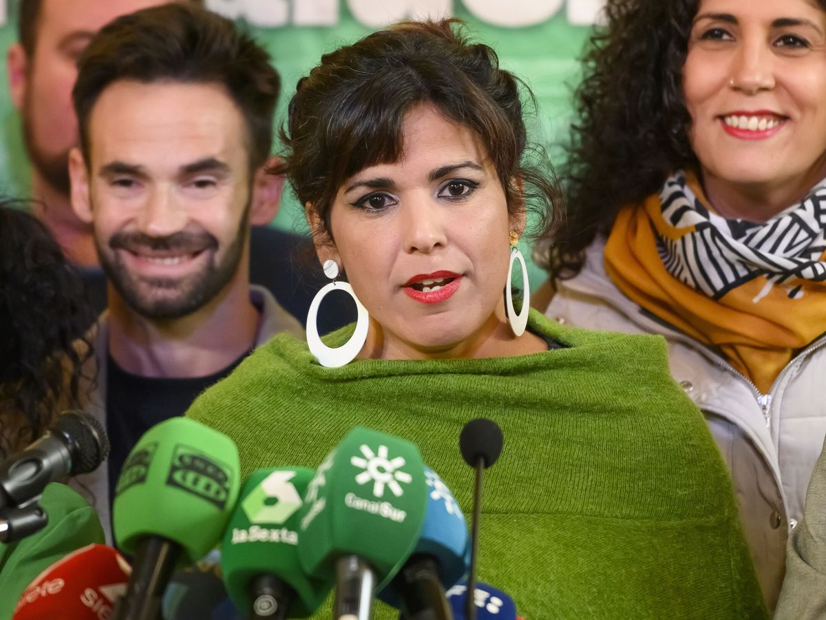 Foto: Teresa Rodríguez, entre David de la Cruz y Sandra Heredia, candidatos de Adelante en Cádiz y Sevilla. (EFE / Raúl Caro)