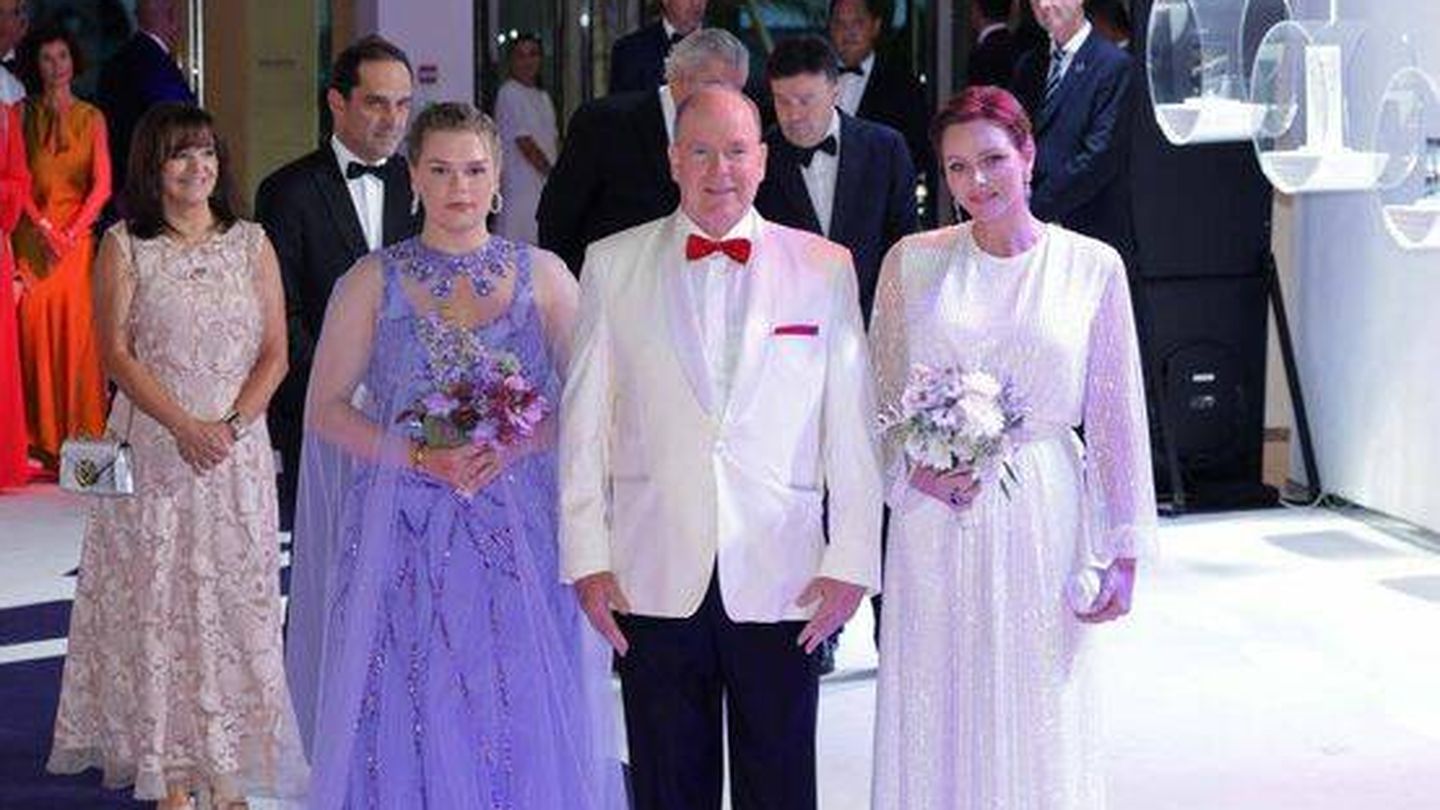  Alberto de Mónaco, con su esposa y su sobrina en el Baile de la Cruz Roja 2023. (Getty)