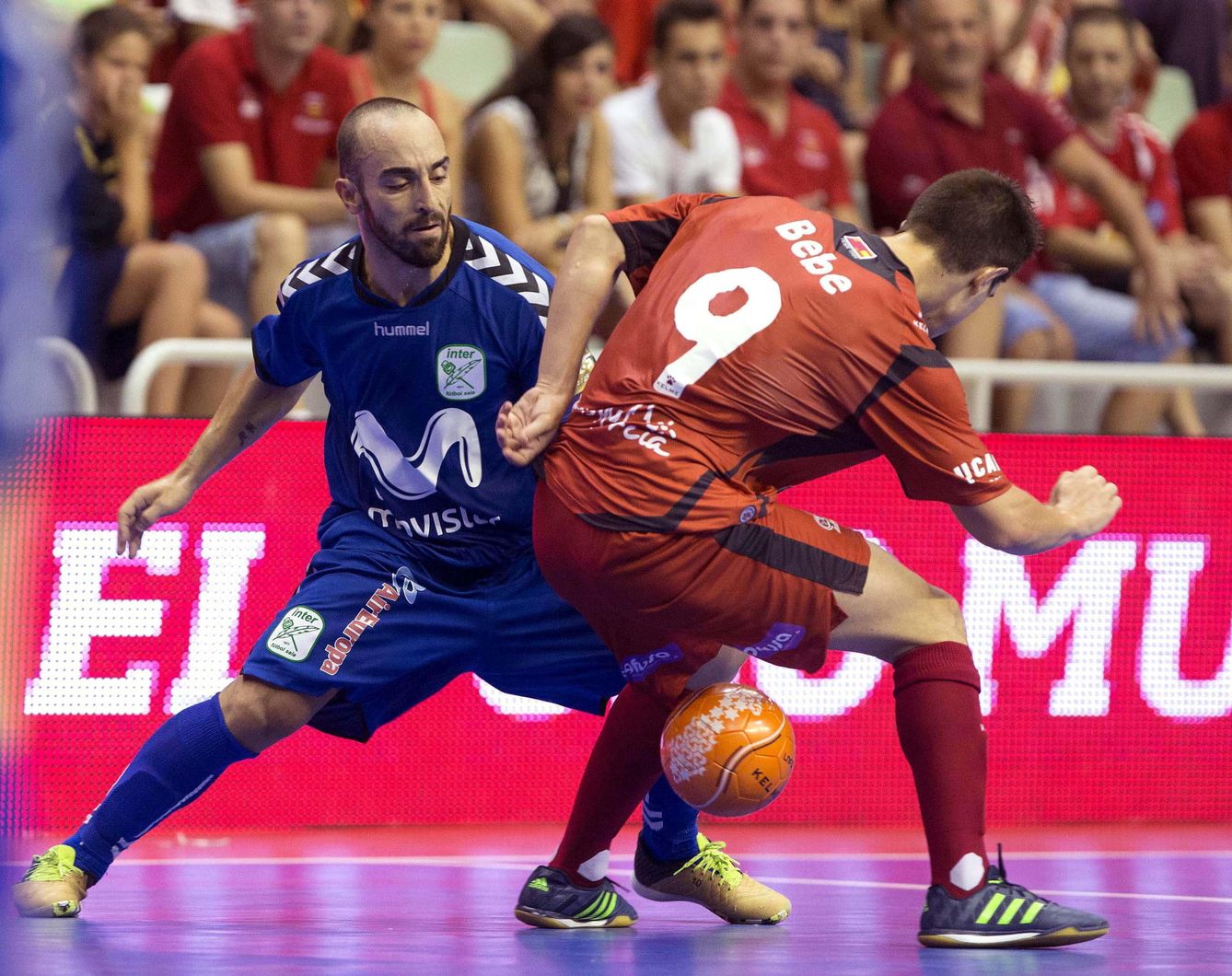 El jugador del Pozo F.S. Bebe intenta controlar el balón ante el jugador del Inter Movistar Ricardinho. (EFE)
