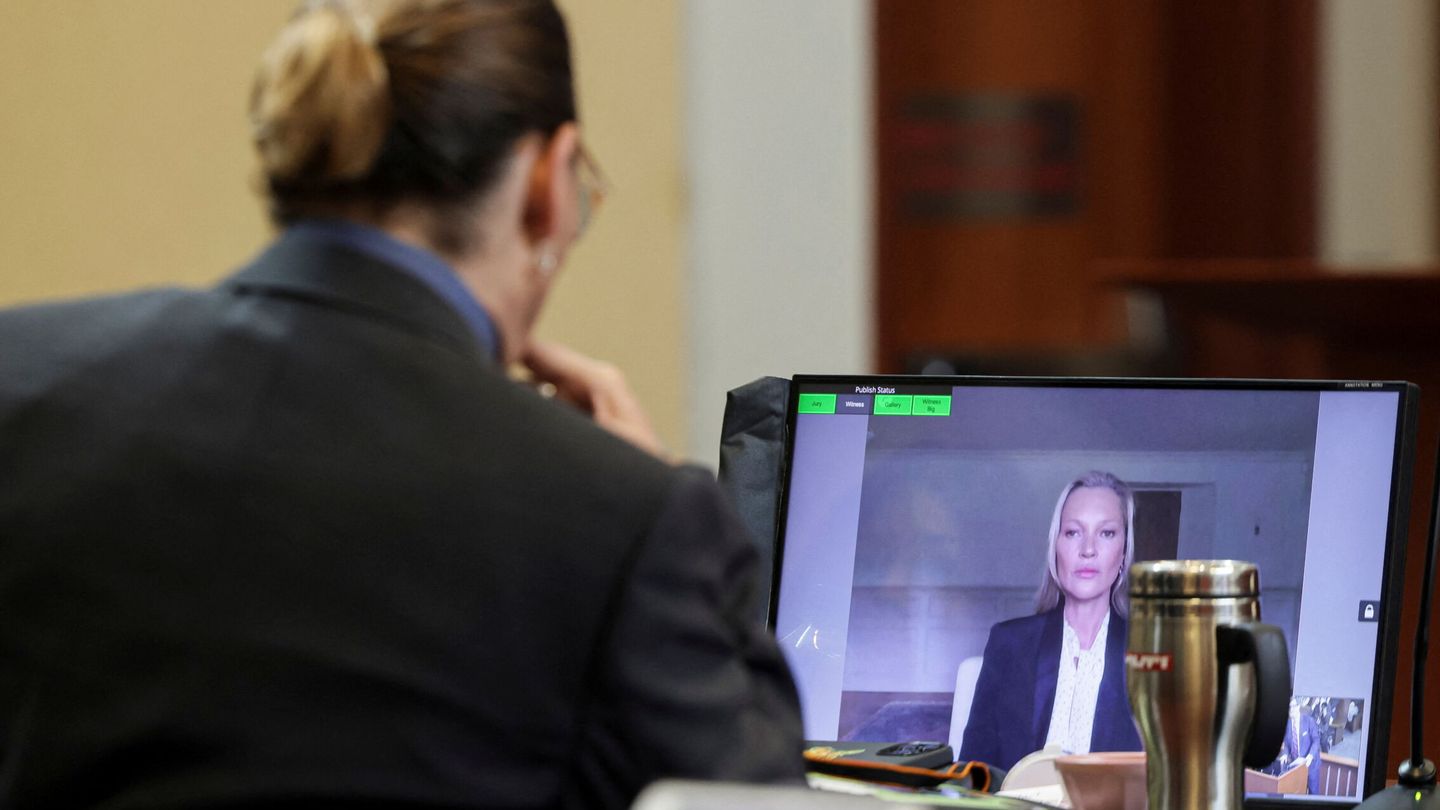 La modelo Kate Moss, testificando en el juicio de Johnny Depp contra Amber Head. (Reuters/Pool/Evelyn Hockstein)