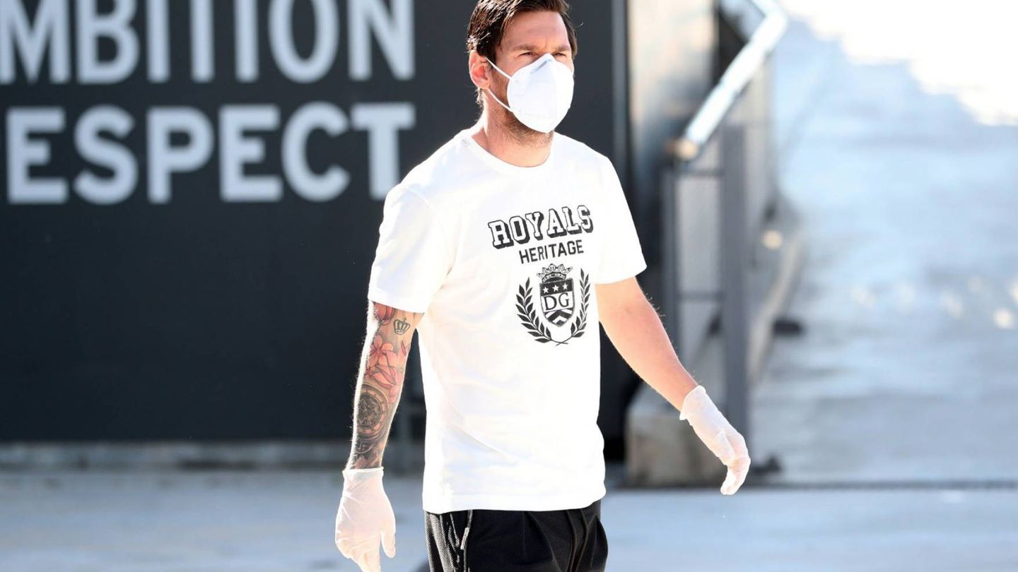 Messi, con mascarilla y guantes, llega para pasar los test. (foto fcbarcelona)