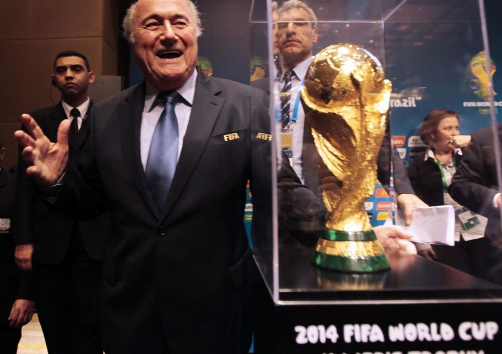 Foto: Joseph Blatter, presidente de la FIFA, con el trofeo de campeón del mundo (Reuters)