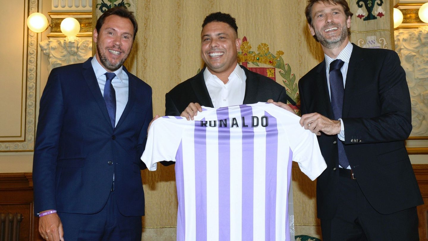 Óscar Puente (izquierda) posa con Ronaldo y la camiseta del Valladolid. (Efe)
