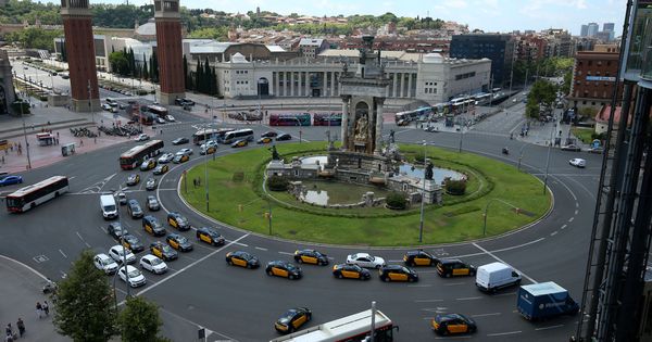 Foto: Protesta de taxistas en la Plaza de España de Barcelona contra Uber y Cabify. (Reuters)