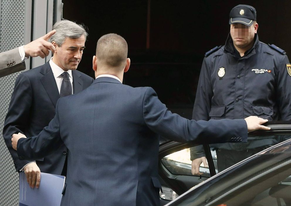 Foto: El exministro del Interior, Ángel Acebes, a su llegada a la Audiencia Nacional. (EFE)