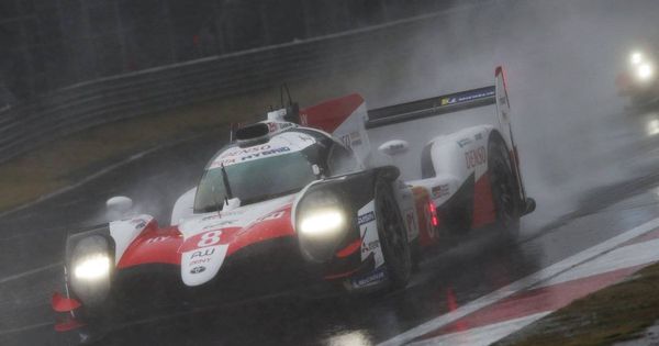 Foto: El Toyota 8 de Alonso durante la carrera. (Twitter: @Toyota_Hybrid)