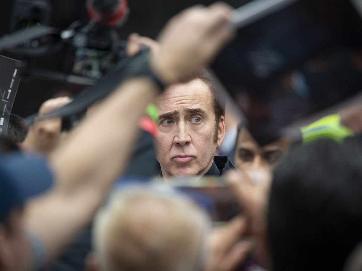 Foto: La cara de Nicolas Cage entre la multitud en el estreno de 'Dream scenario' en Toronto. (EFE/Eduardo Lima)
