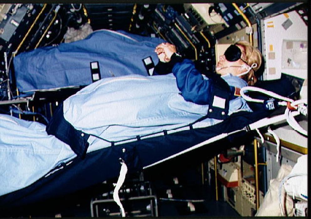 Foto: La astronauta Margaret R Seddon durmiendo en una misión. (Wikipedia)