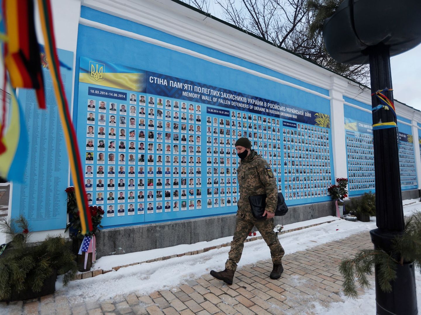 Un hombre pasa frente al memorial de los defensores de Ucrania caídos, en Kiev. (EFE/Zurab Kurtsikidze)