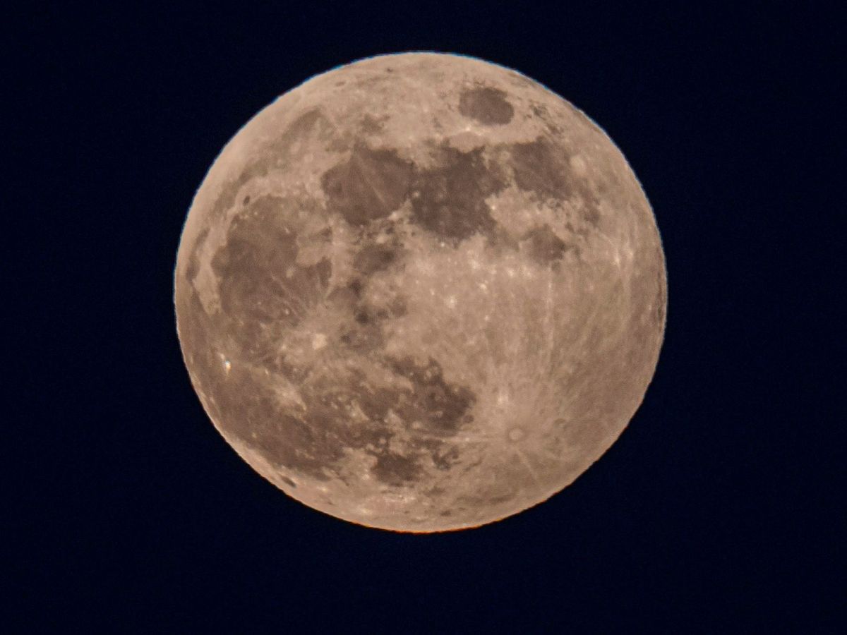Foto: La NASA explica cómo se formó y por qué es tan extraña la cara oculta de la Luna. (EFE)