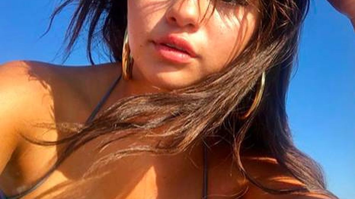 Selena Gomez reinventa el outfit veraniego: flequillo, aros dorados y bikini vintage