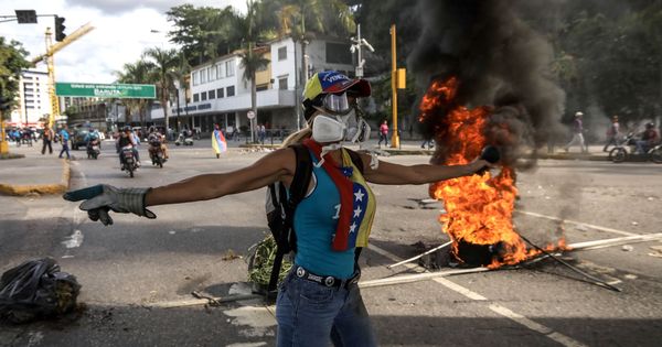 Foto: Manifestantes opositores bloquean una vía durante una protesta en Caracas. (Efe)