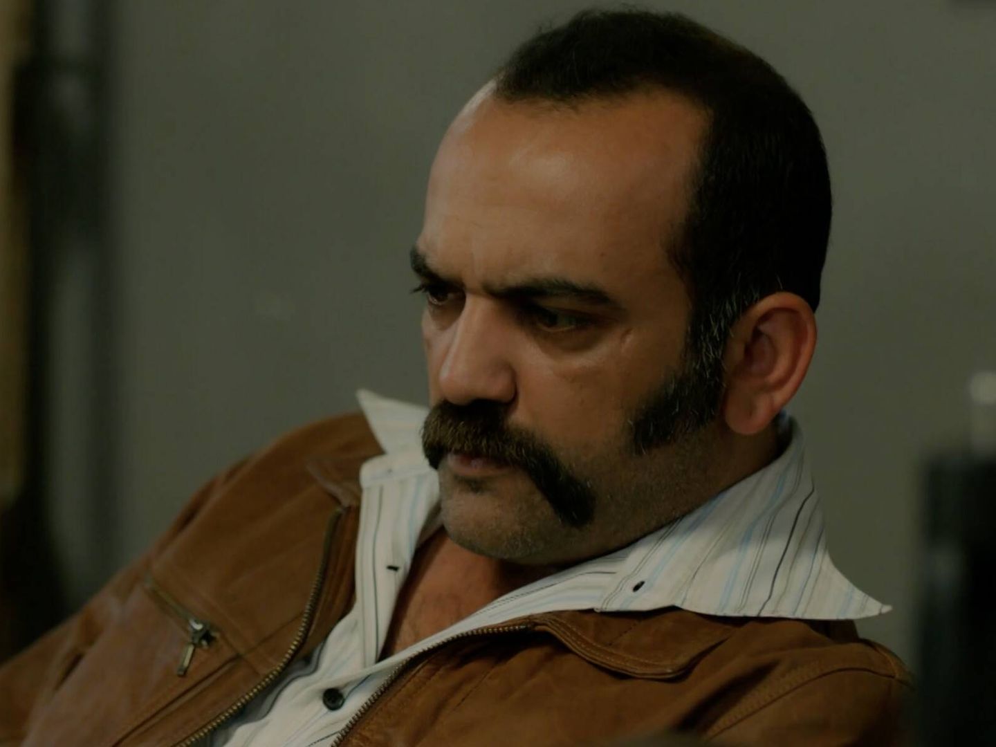 El mezquín Vahap (Ergun Metin) revela importantes datos a su hermano en el nuevo episodio de 'Tierra amarga' (ATRESMedia)