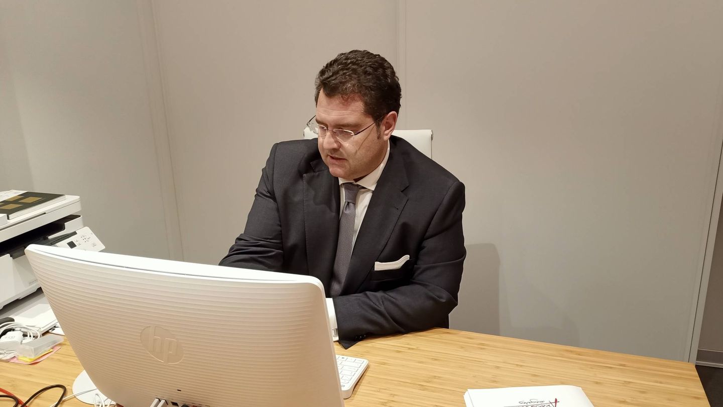 El abogado Carlos Aránguez, en su despacho. (A. Mata)