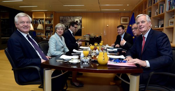 Foto: Jean-Claude Juncker y Michel Barnier se reúnen con la primera ministra británica, Theresa May, y el ministro británico para la Salida de la Unión Europea, David Davis, en Bruselas. (EFE) 