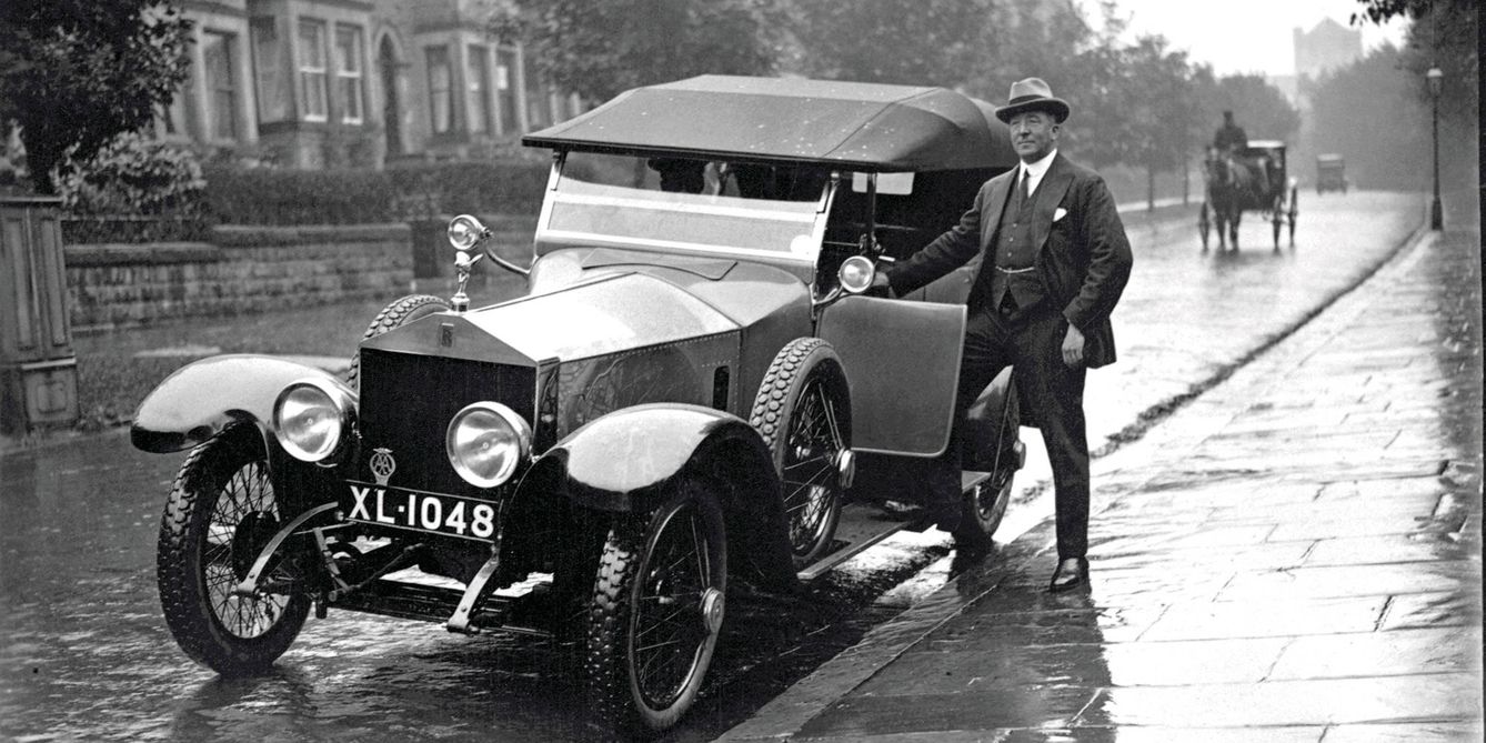 En un principio Rolls-Royce fue paradigma de las más altas clases sociales. La elegancia de sus propietarios coincidía con la de sus exclusivos coches. 